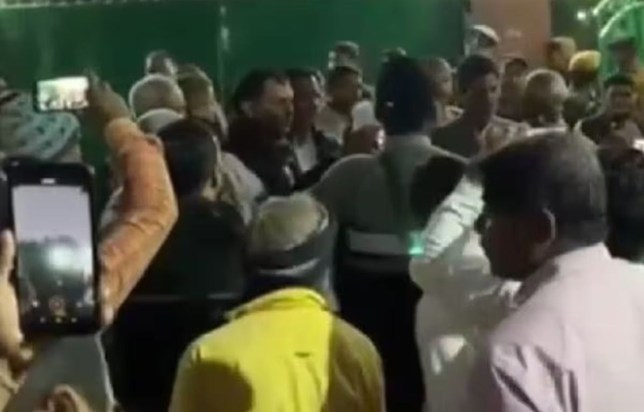 Lalu Yadav's supporters gathered in front of Rabri's residen