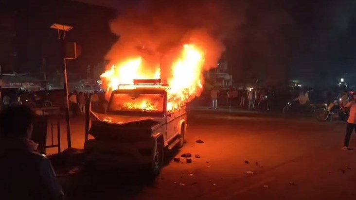 Angry people set a police vehicle on fire after a road accid
