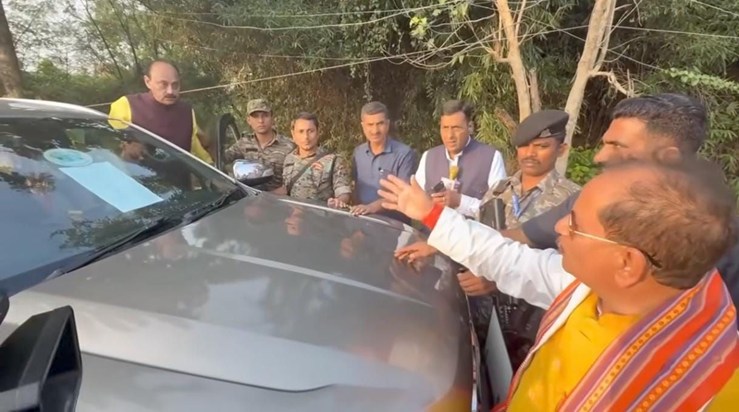 A heated argument ensues between RJD MLC Vijay Sinha and the