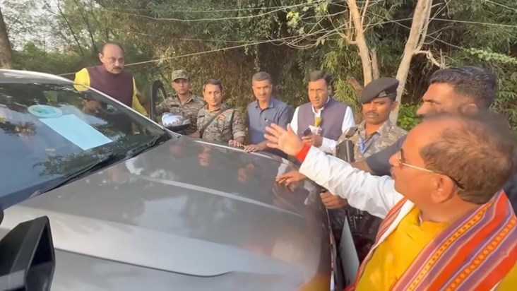 A heated argument ensues between RJD MLC Vijay Sinha and the