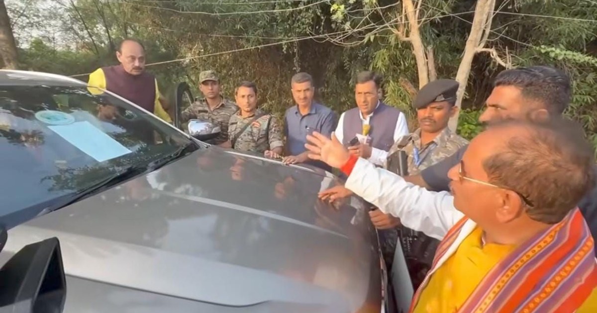 A heated argument ensues between RJD MLC Vijay Sinha and the