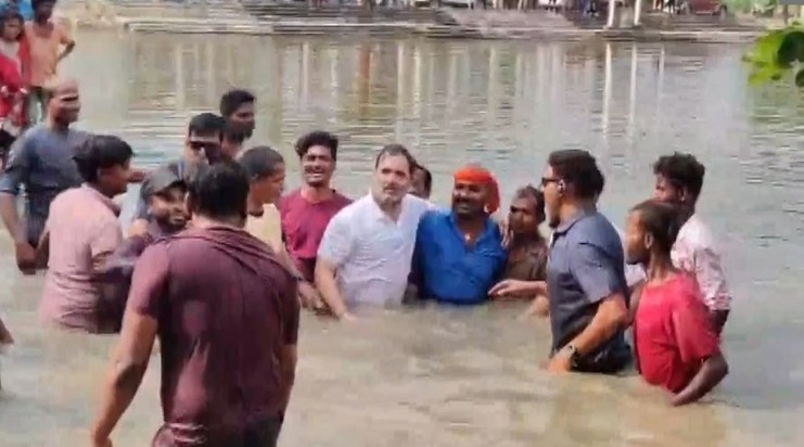 Rahul Gandhi entered the pond in Begusarai and caught a fish