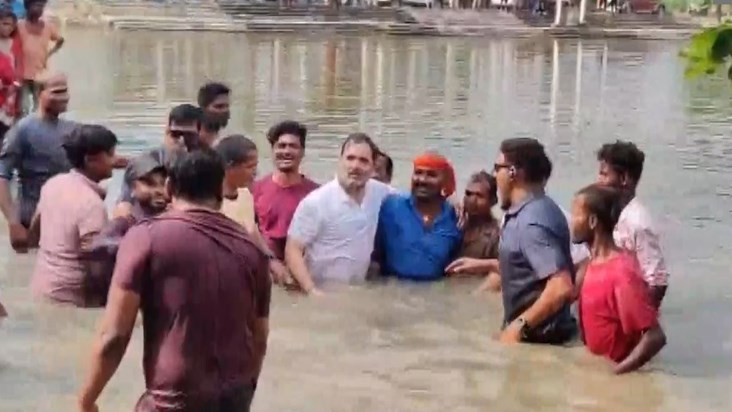 Rahul Gandhi entered the pond in Begusarai and caught a fish