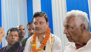 PHED Minister got angry at officials when people complained at the Sonepur fair.