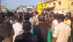 Villagers suddenly became furious at the booth in flood