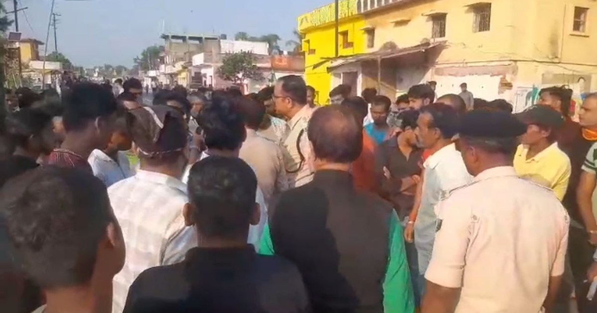 Villagers suddenly became furious at the booth in flood
