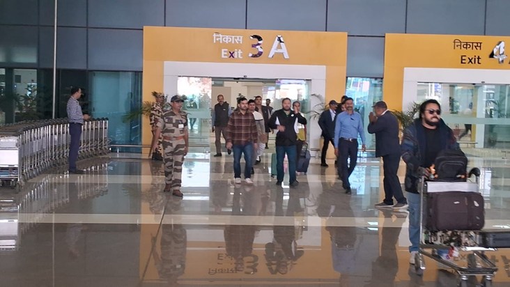 Tejashwi Yadav, who returned from Delhi, again distanced him