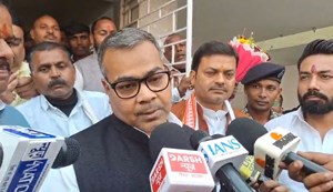 We honored our old workers according to the number of the department.