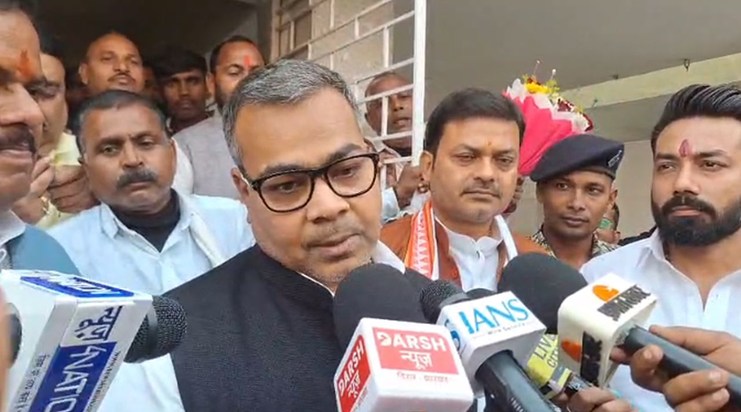 We honored our old workers according to the number of the de