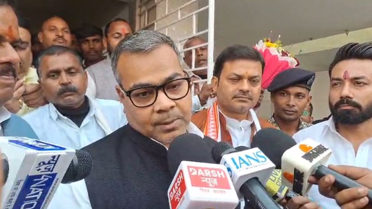 We honored our old workers according to the number of the de