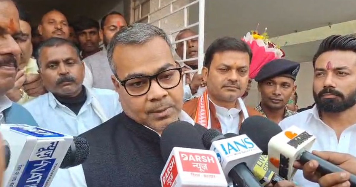 We honored our old workers according to the number of the de