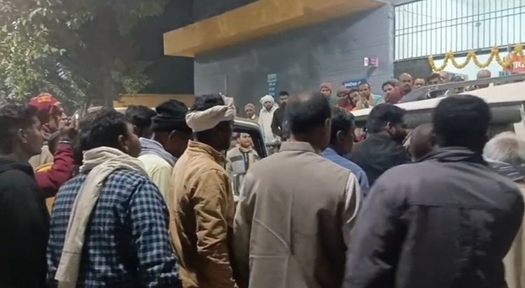 Criminals shot a teacher in Gopalganj