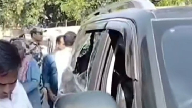 MLA's car pelted with stones in Saran, glass broken...