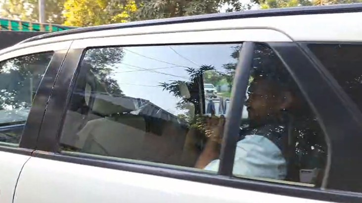 Tejashwi was seen in action as soon as he reached Patna