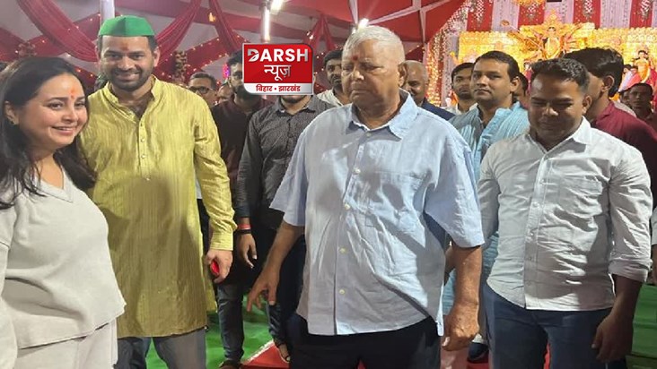 lalu-yadav-was-seen-visiting-durga-puja-pandal-with-daughter