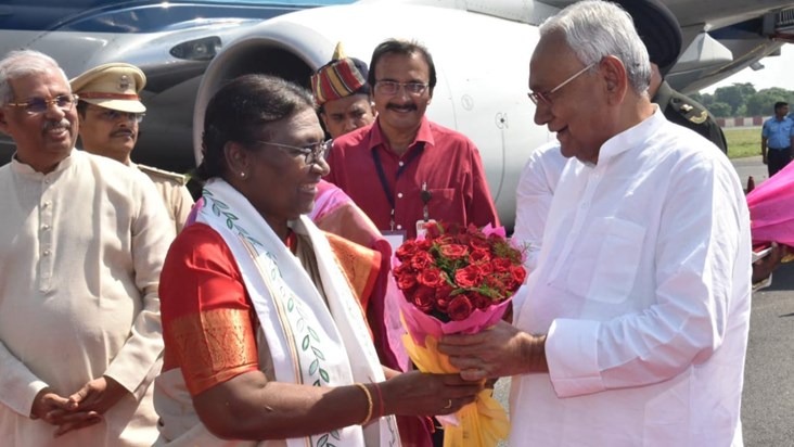 President Draupadi Murmu reached Patna, Governor and CM Niti