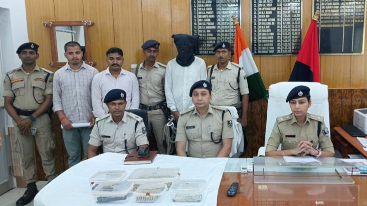Big dealer of illegal arms arrested, 700 live cartridges and Big dealer of illegal arms arrested, 700 live cartridges and