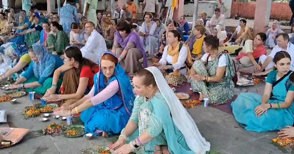 161 foreign pilgrims in Indian attire performed Pinddaan and