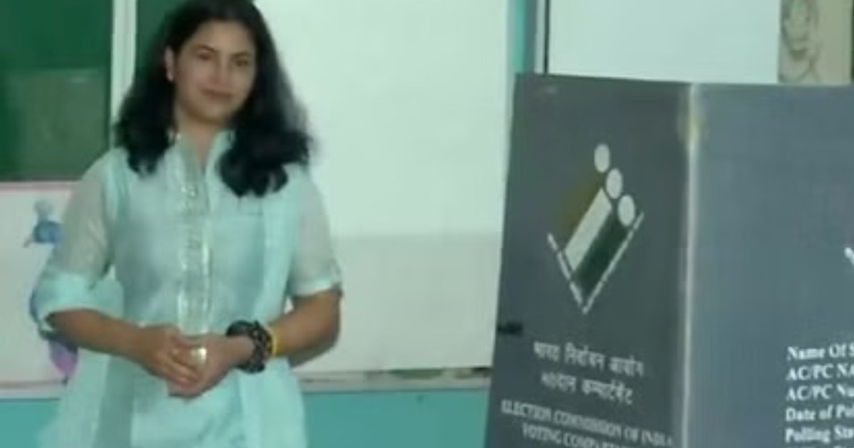 Olympic medalist Manu Bhaker came to cast her vote, voted fo