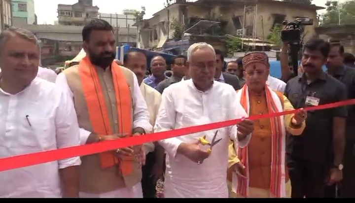 Cm nitish kumar ne patna vasiyo ko diya taufa Cm nitish kumar ne patna vasiyo ko diya taufa