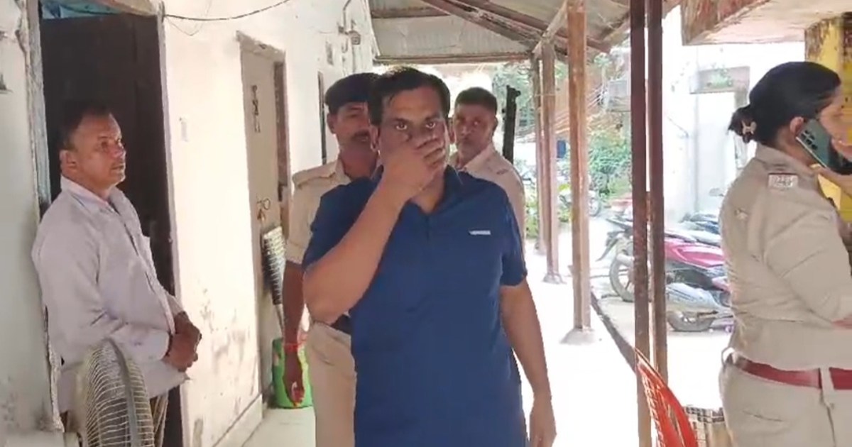 Danapur police arrested the builder accused of embezzling la