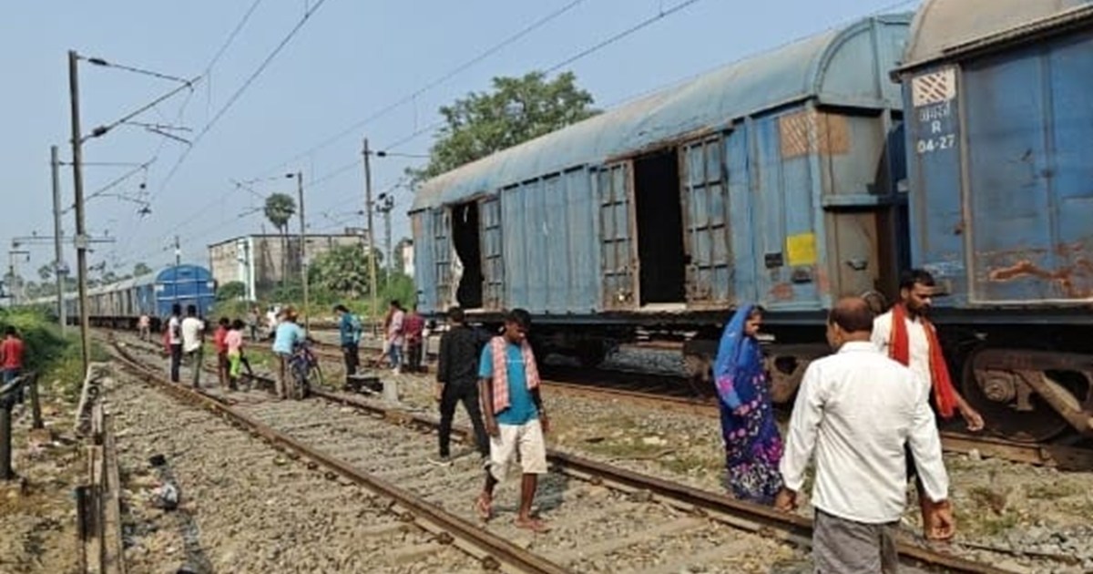 A moving train split into two parts, a major accident averte
