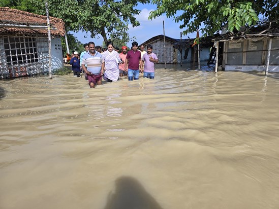 Two ring dams broke in 12 hours in East Champaran, many vill Two ring dams broke in 12 hours in East Champaran, many vill