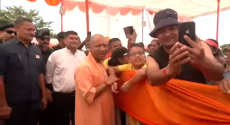 CM Yogi Adityanath rewarded the players CM Yogi Adityanath rewarded the players