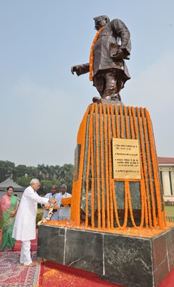 Cm nitish kumar shri krish singh ki jaynti pr shrdhanjli diy Cm nitish kumar shri krish singh ki jaynti pr shrdhanjli diy