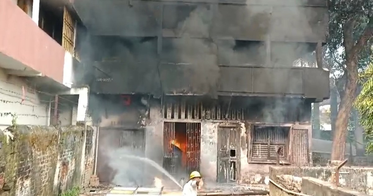 Massive fire in a three-storey house in Jamui, JDU office al