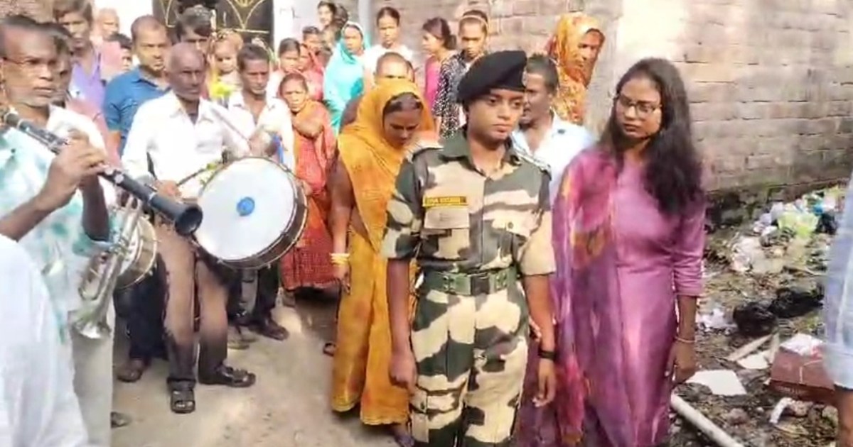 Fruit seller's daughter becomes BSF jawan, villagers give he