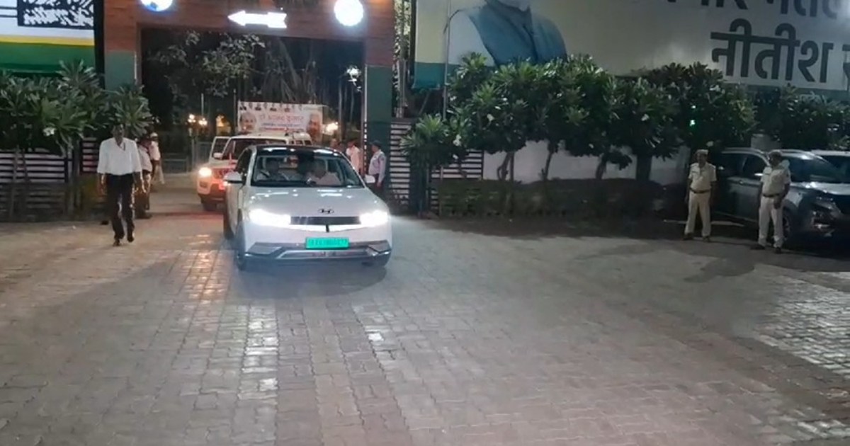 Cm nitish kumar achank pahuche jdu karyaly 