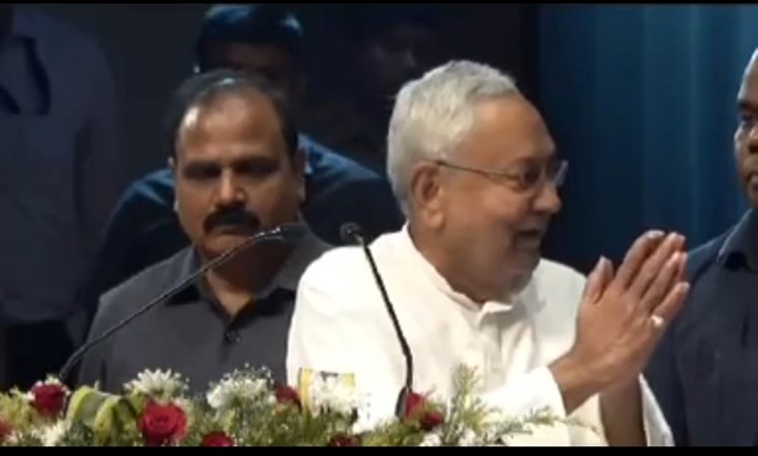 Cm nitish kumar fir jode DGP ko hath Cm nitish kumar fir jode DGP ko hath