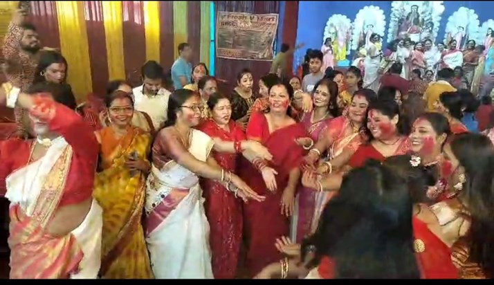 Maa Durga ki vidai me sindur khela Maa Durga ki vidai me sindur khela
