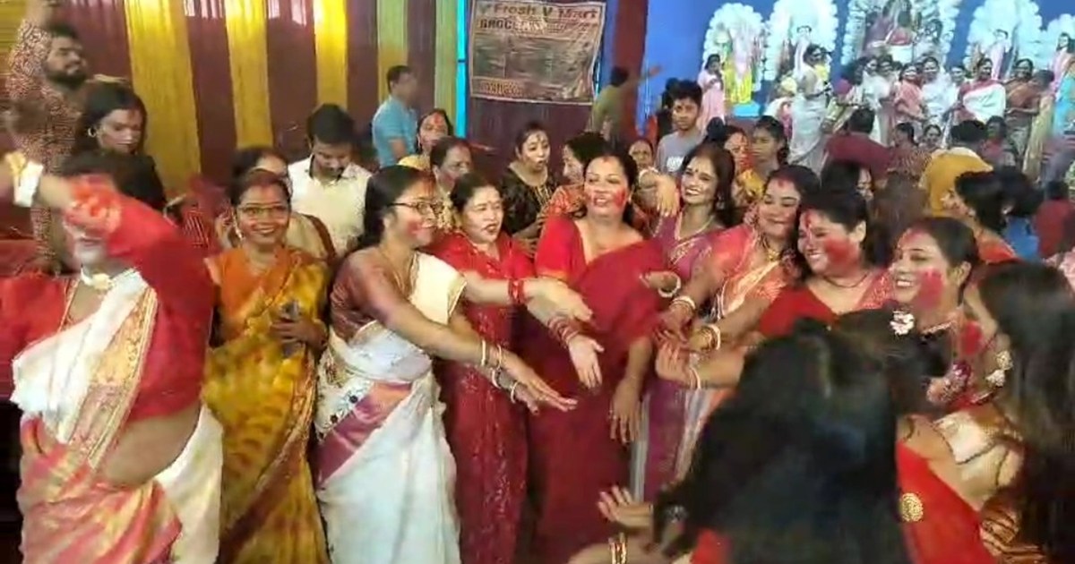 Maa Durga ki vidai me sindur khela