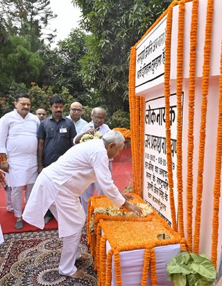 Jp ki punytithi pr cm nitish or dycm ne di shrdhanjli Jp ki punytithi pr cm nitish or dycm ne di shrdhanjli