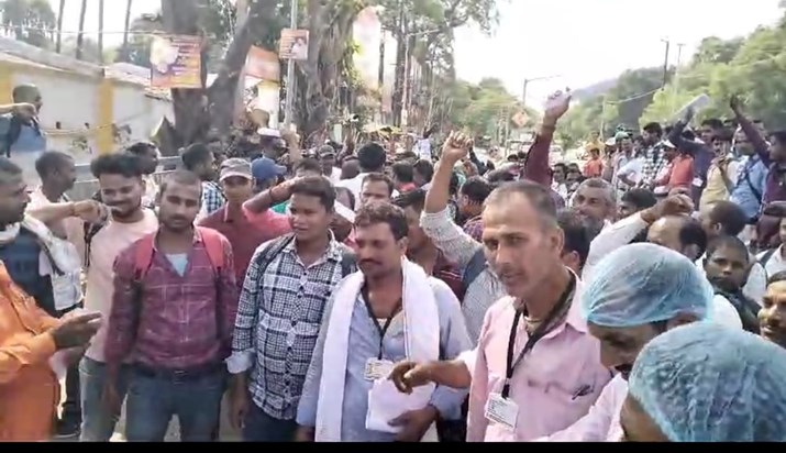 Pashupaln vibhag ke krmchari ne gher liya bjp karyaly