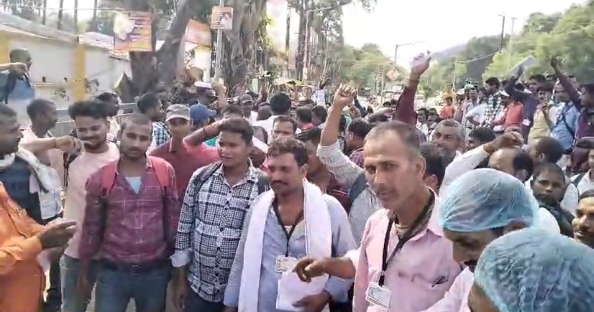 Pashupaln vibhag ke krmchari ne gher liya bjp karyaly