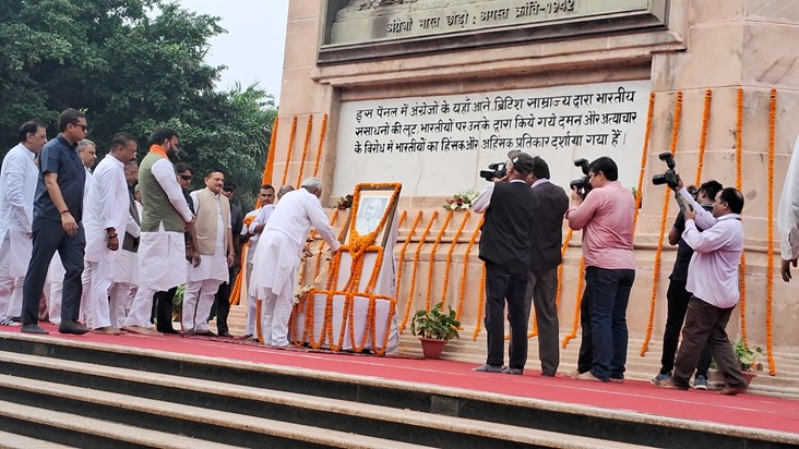 Cm nitish kumar ne bapu ke jaynti pr namn kiya