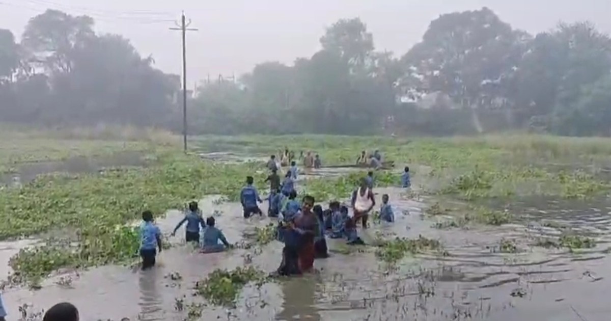 A boat full of students capsized in Begusarai