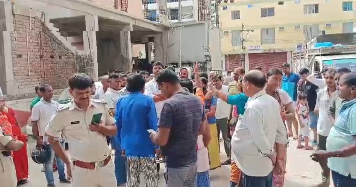 A woman carrying vegetables dies in Danapur, her son makes s