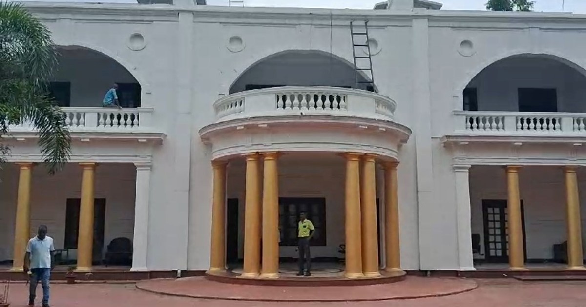 Tejasvi yadv ke dwara bangla khali krne ke bad bjp ke log lg