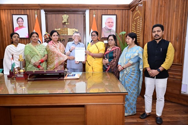 BJP Mahila Morcha Moved on Governer House Against Irfan Ansa BJP Mahila Morcha Moved on Governer House Against Irfan Ansa