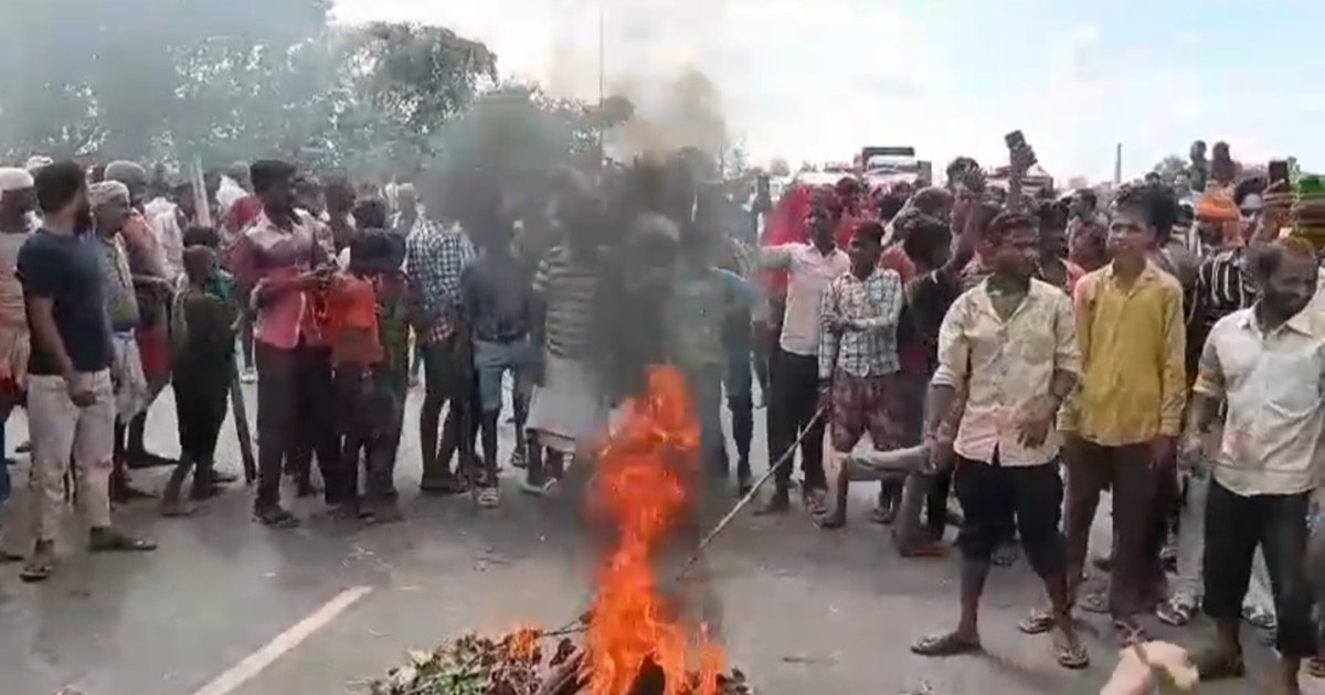 Flood victims blocked the road in Muzaffarpur, police resort