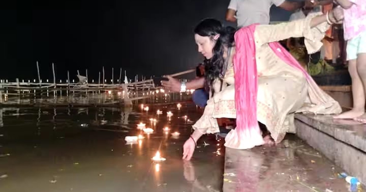 On Dev Deepawali, Gaya's Falgu river and Devghat were lit up