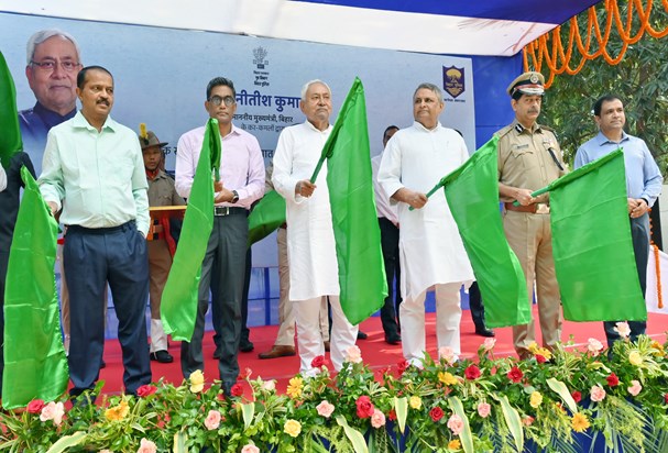 Cm nitish kumar ne haive gasti gadi ko hari jhndi dikhalr r Cm nitish kumar ne haive gasti gadi ko hari jhndi dikhalr r