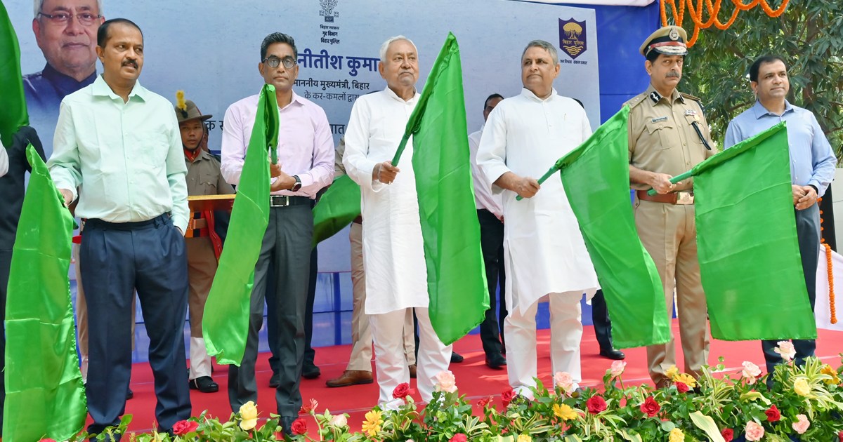 Cm nitish kumar ne haive  gasti gadi ko hari jhndi dikhalr r