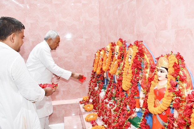 CM Nitish offered prayers at Bakhtiyarpur Kali Temple CM Nitish offered prayers at Bakhtiyarpur Kali Temple