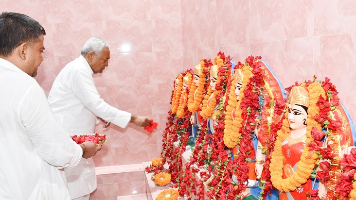 CM Nitish offered prayers at Bakhtiyarpur Kali Temple