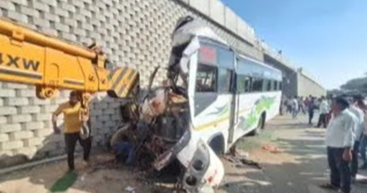A bus full of passengers collided with a culvert, 12 died on